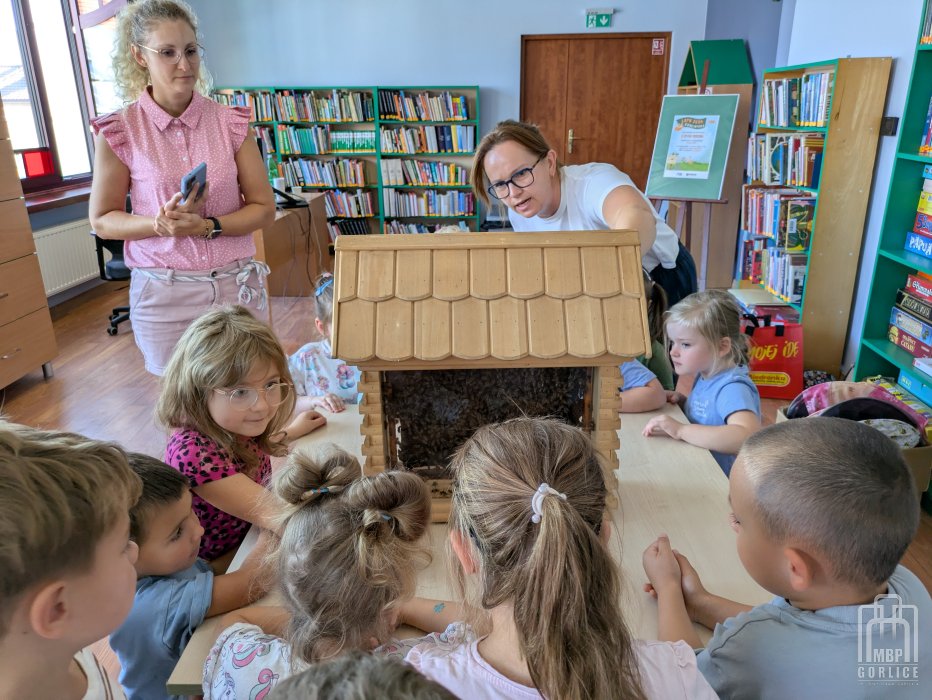 Biblioteka Gorlice, Lato z Biblioteką pszczelarka wyjaśnia jak zachowuja sie pszczoły